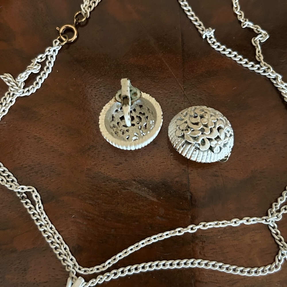 Vintage White Enamel Chain Pendant Necklace & Earrings - Picture 7 of 8